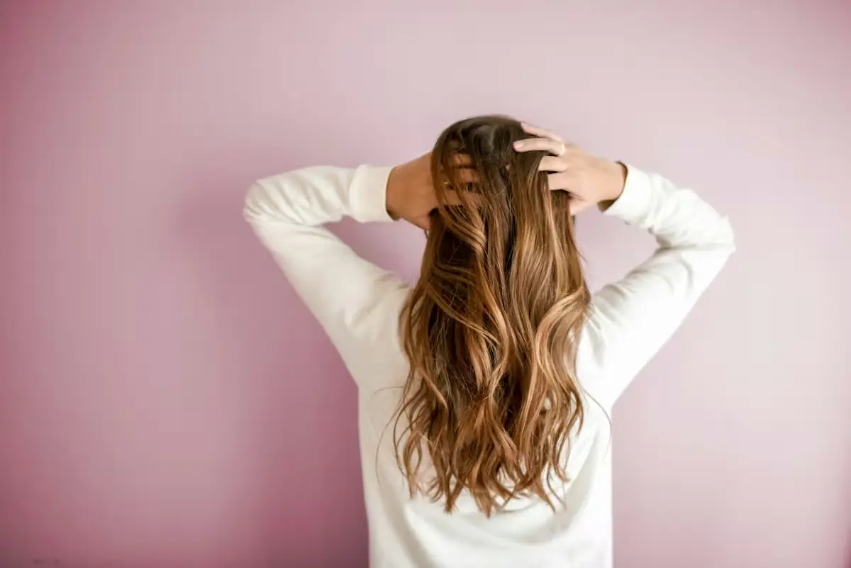Chute de cheveux et émotions : comprendre le lien